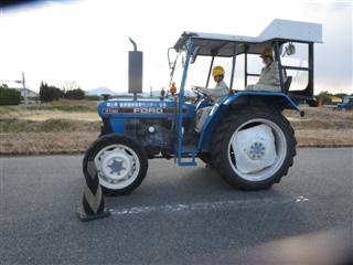 トラクタ運転練習