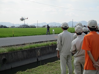 無人ヘリコプターによる防除の学習