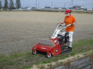 モアで草刈り