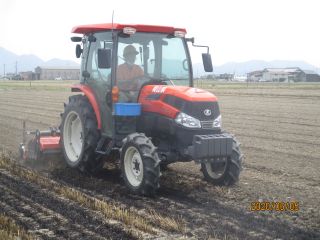 ビール麦跡の水田の耕うん