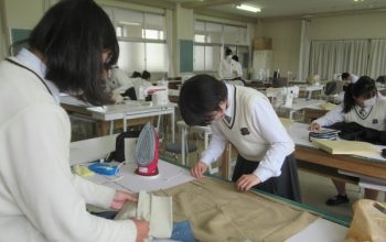 被服デザイン科２年　裏付スカート製作中！