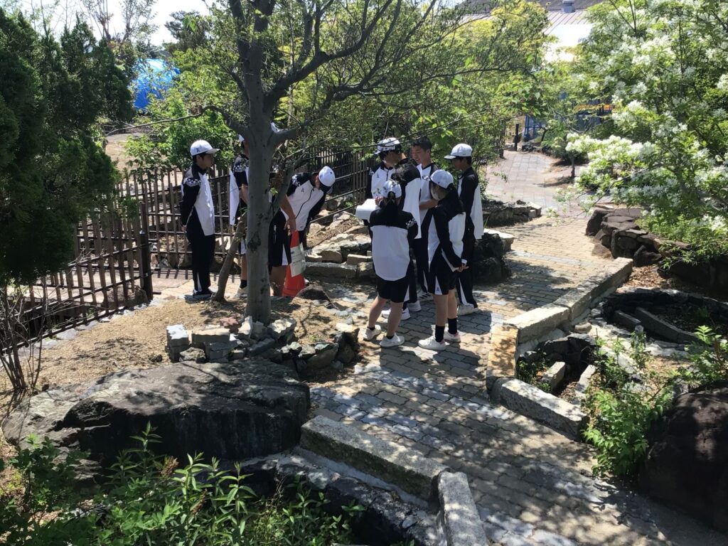 「五感で感じる保健」フィールドワーク　保健体育科 × 造園デザイン科