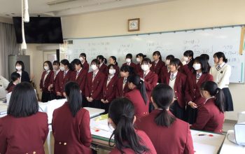 【被服デザイン科】３年生が１年生に手縫い講座を行いました。