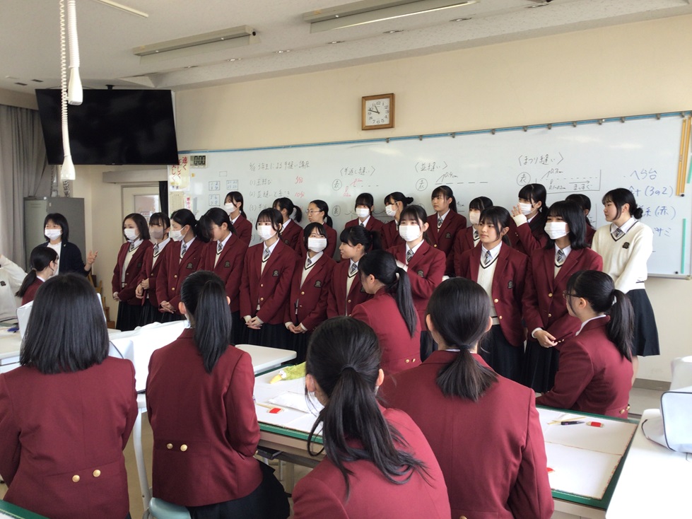 【被服デザイン科】３年生が１年生に手縫い講座を行いました。