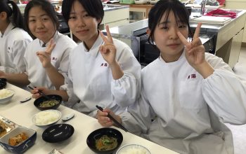 家政科２年生　今回の主役は鯵！三枚おろしに挑戦！