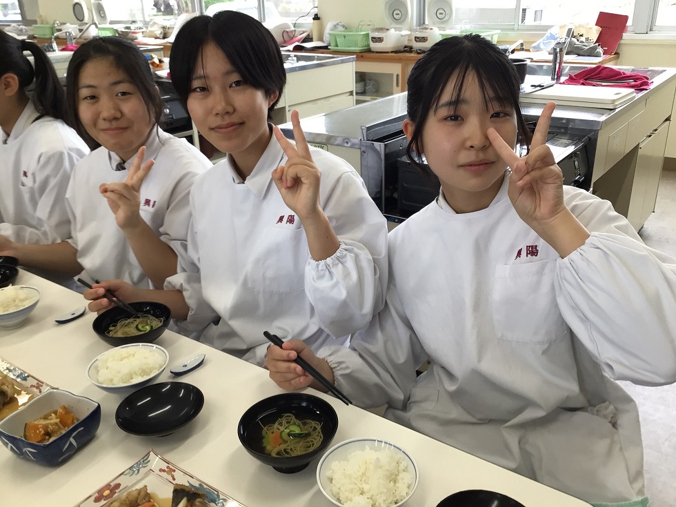 家政科２年生　今回の主役は鯵！三枚おろしに挑戦！