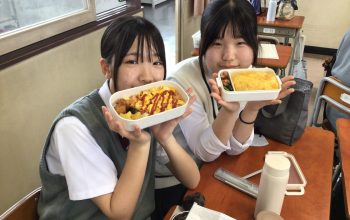 笑顔いっぱい！家政科１年「初めてのお弁当の日」
