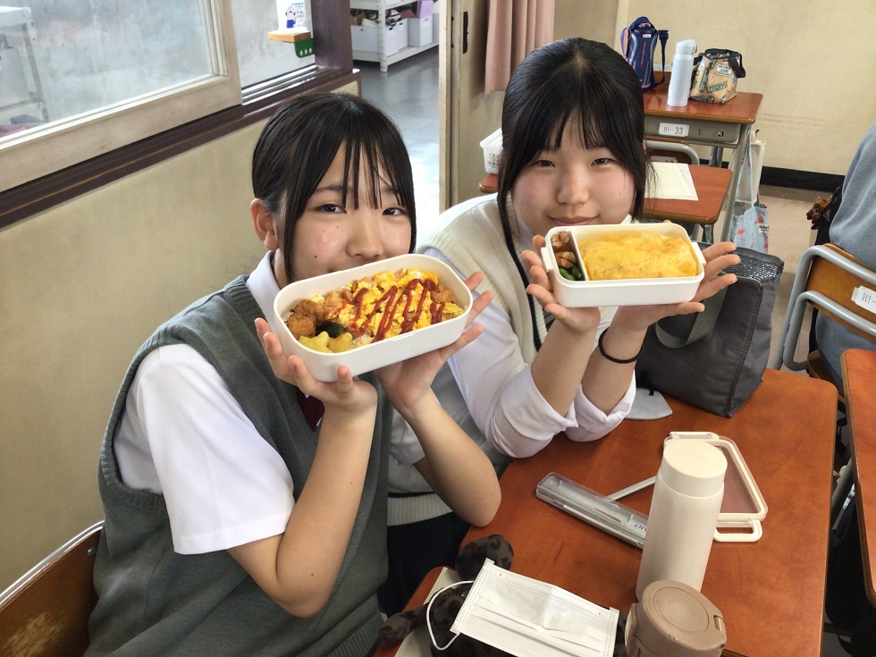 笑顔いっぱい！家政科１年「初めてのお弁当の日」