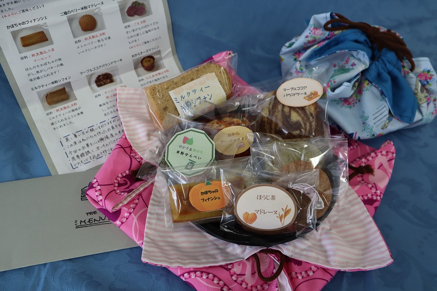 藤田地区の高齢者にお菓子を宅配しました