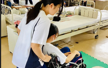 車椅子での実習  （家政科３年人間科学類型）