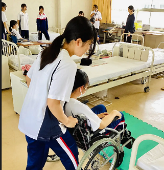 車椅子での実習  （家政科３年人間科学類型）