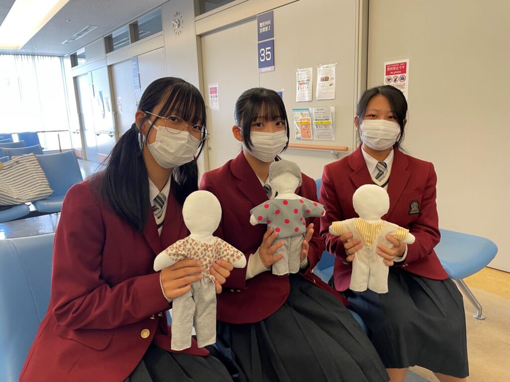 キワニスドール100体をお渡ししました。