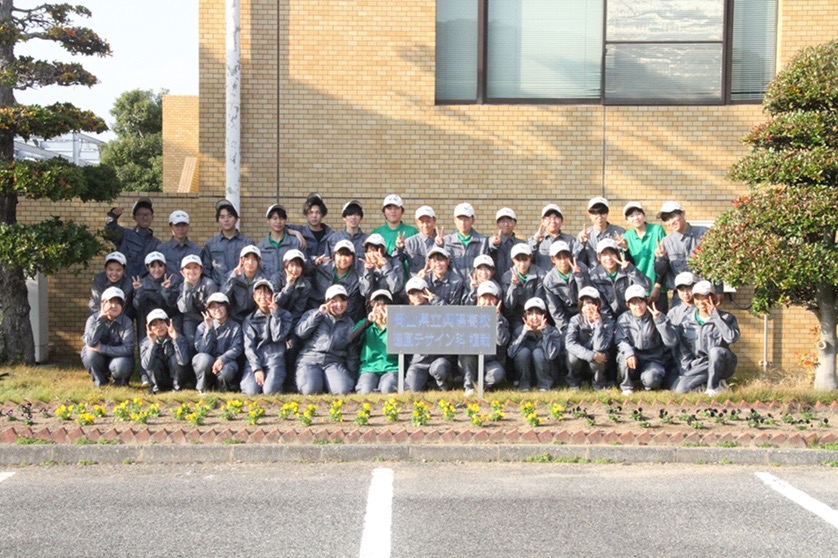 【造園デザイン科1年】 校外実習でビオラの植栽実習！