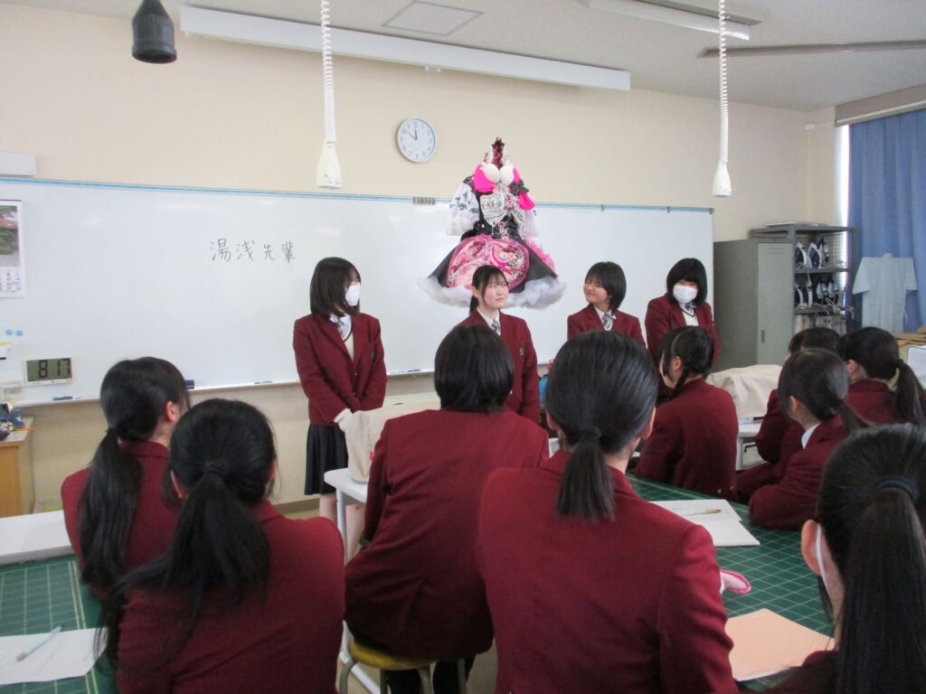 被服デザイン科３年生から２年生へ・・・