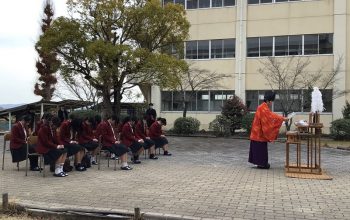 家庭クラブ　教養部（被服デザイン科）「針供養」校内で実施！