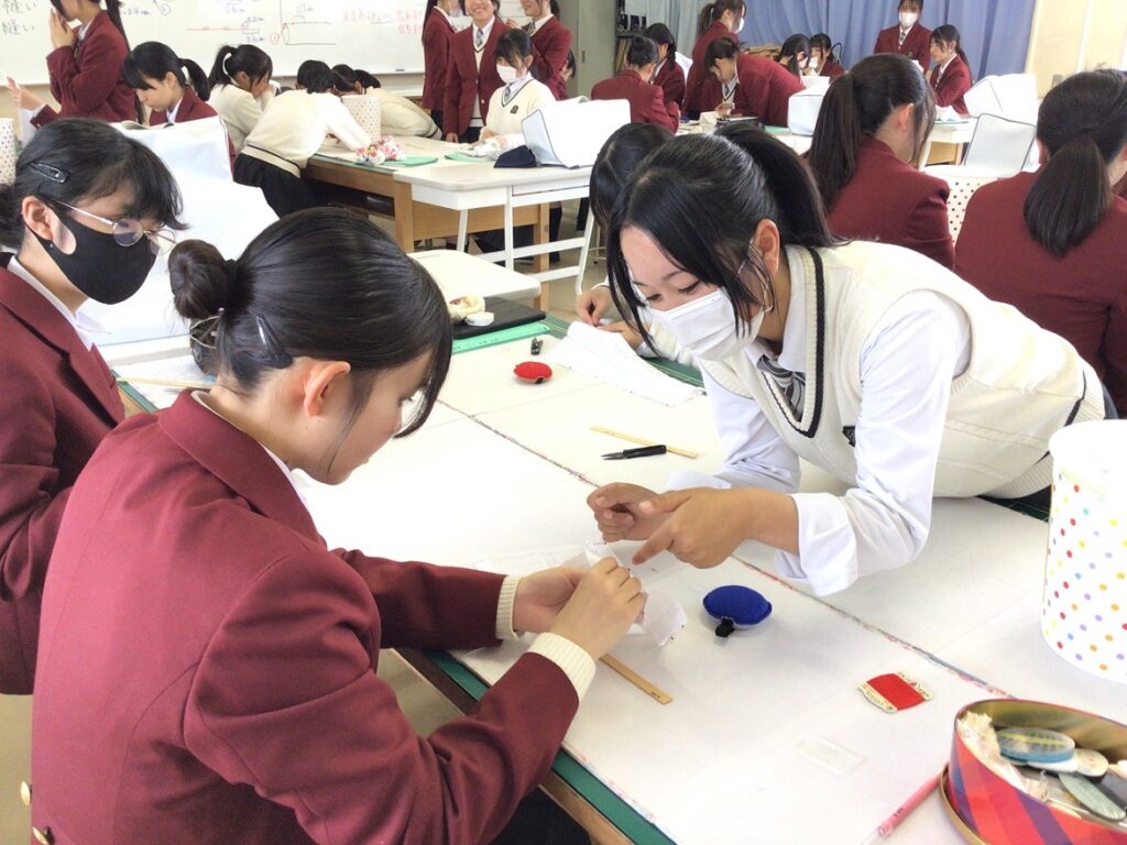 先輩から後輩へ。技術と想いをつなぐ手縫い講座 ～被服デザイン科の学びを受け継ぐ、ライフデザイン科の新しい一歩～