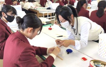 先輩から後輩へ。技術と想いをつなぐ手縫い講座 ～被服デザイン科の学びを受け継ぐ、ライフデザイン科の新しい一歩～