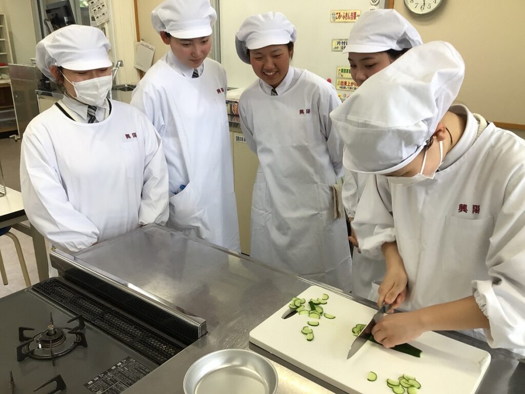 先輩から後輩へ。技術と想いをつなぐフードの授業 ～家政科×ライフデザイン科「フードデザイン」の授業で学ぶ～