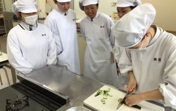 先輩から後輩へ。技術と想いをつなぐフードの授業 ～家政科×ライフデザイン科「フードデザイン」の授業で学ぶ～