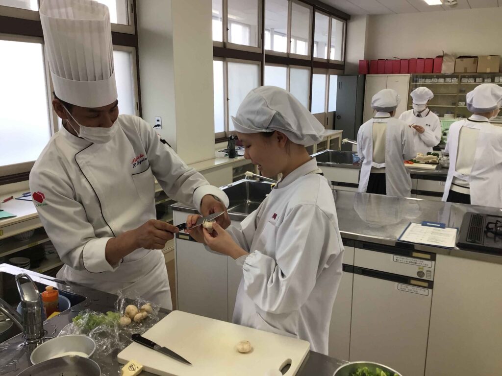 家政科３年 プロの技を体験！専門学校の先生による特別授業