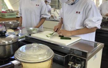 ライフデザイン科１年生　鍋で炊飯に挑戦しました！
