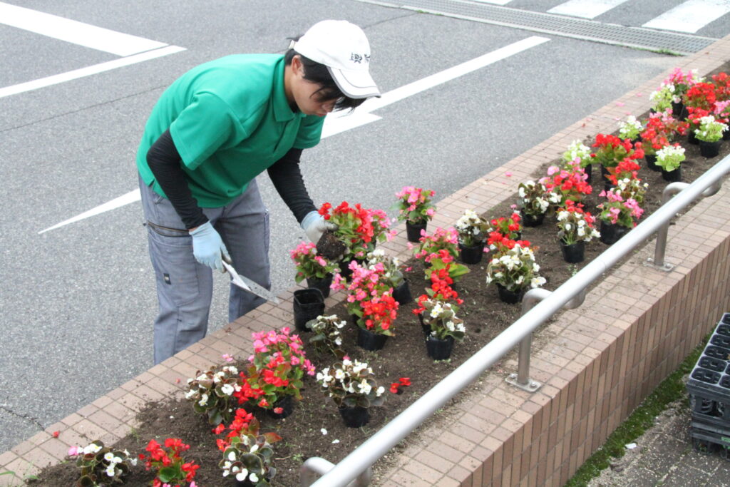 造園デザイン科３年生　植栽実習 in 岡山南警察署