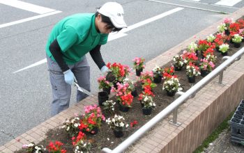造園デザイン科３年生　植栽実習 in 岡山南警察署